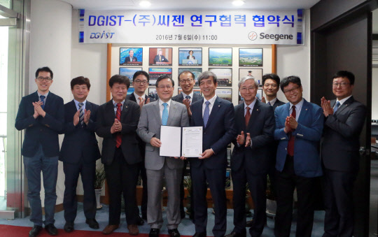 신성철 DGIST 총장(앞줄 왼쪽 네번째)과 천종윤 씨젠 대표(다섯번째)가 6일 대구 DGIST에서 MOU를 체결한 후 관계자들과 기념사진을 찍고 있다.  DGIST 제공